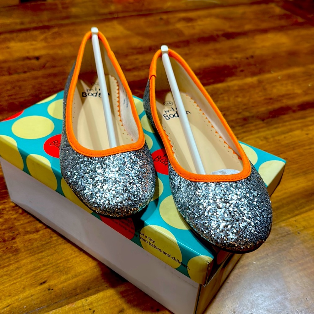 Mini Boden ballet flats silver size 34 new with box